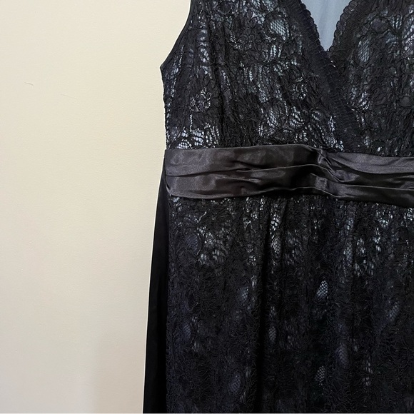 A Pea in the Pod Faux Wrap Black Lace Dress - Picture 4 of 14